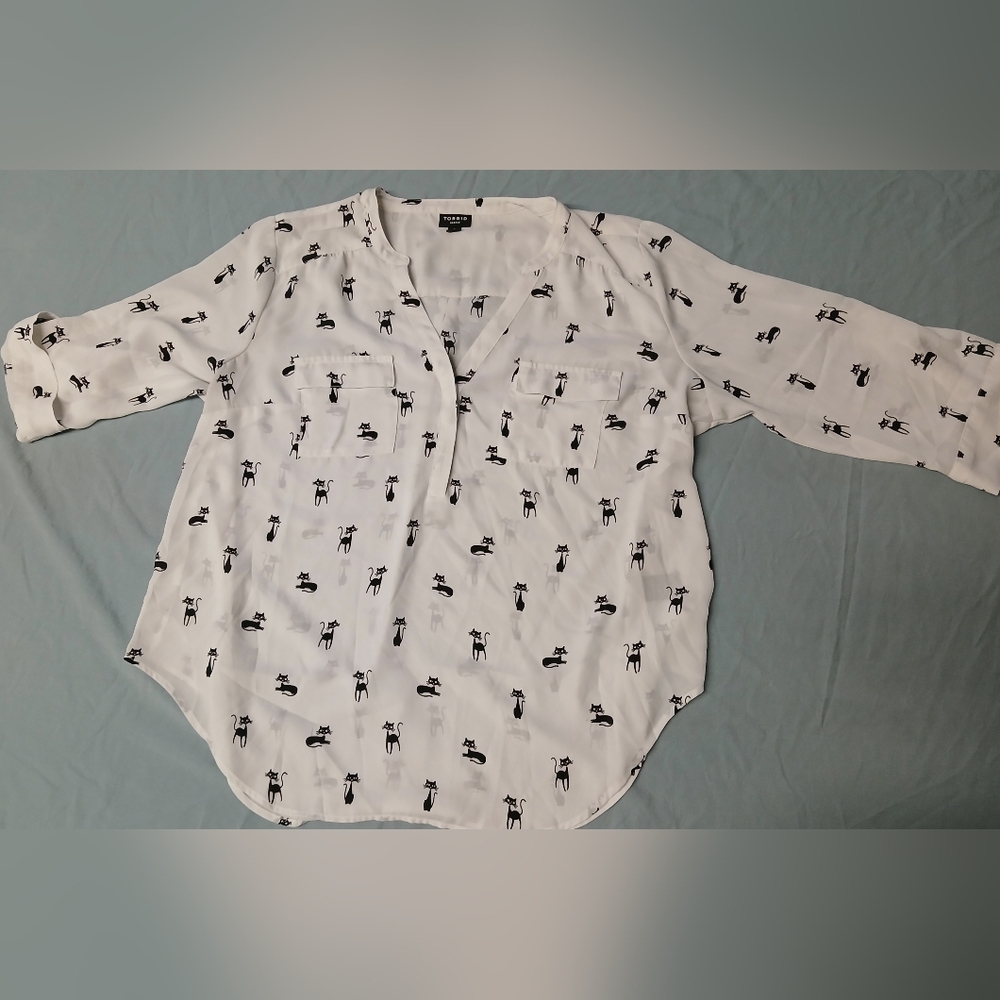Torrid Harper size 0 (Large) white 3/4 sleeve blouse with cat print